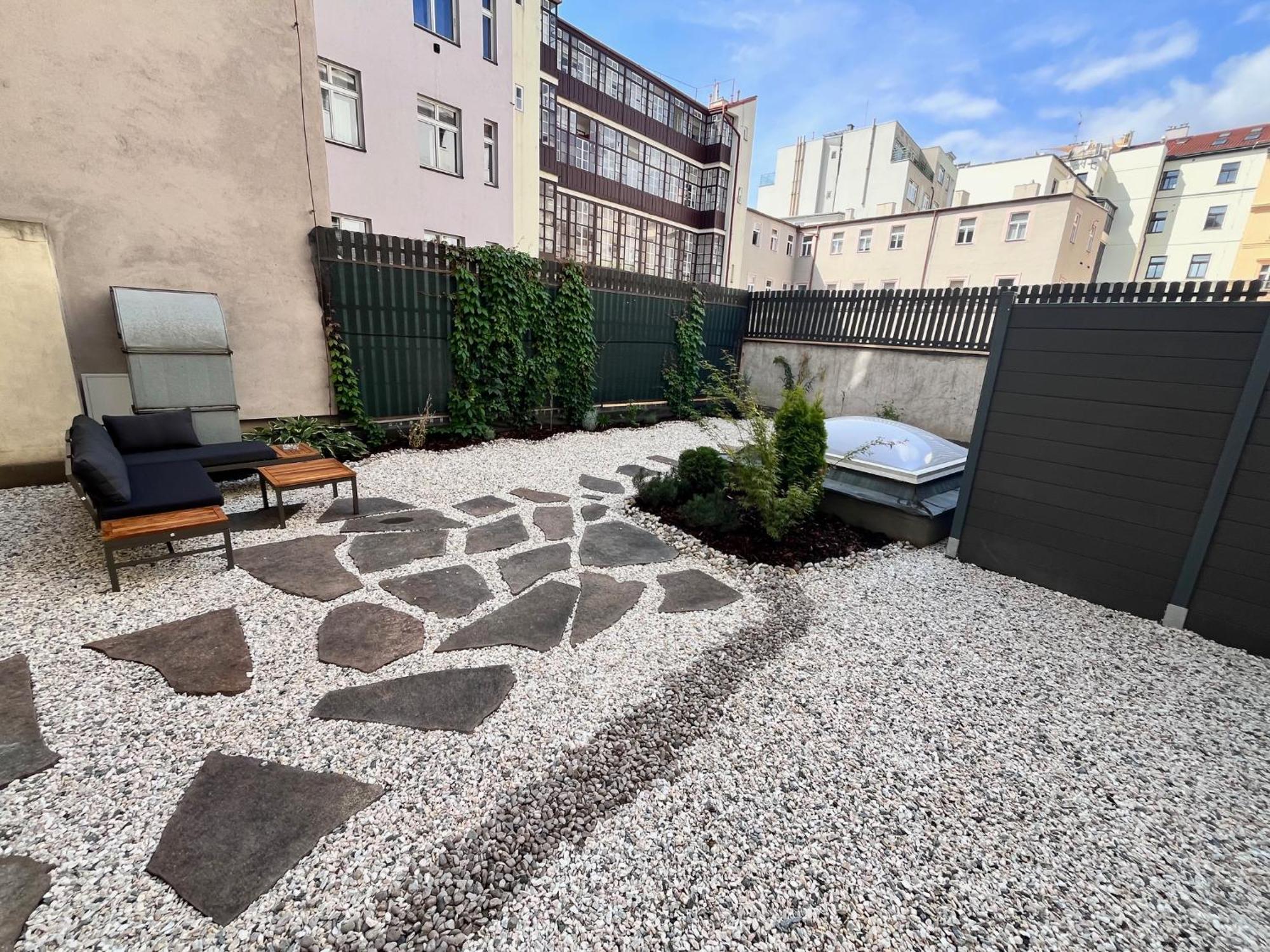 New City Centre Garden Apartment - Central Location Praha Bagian luar foto