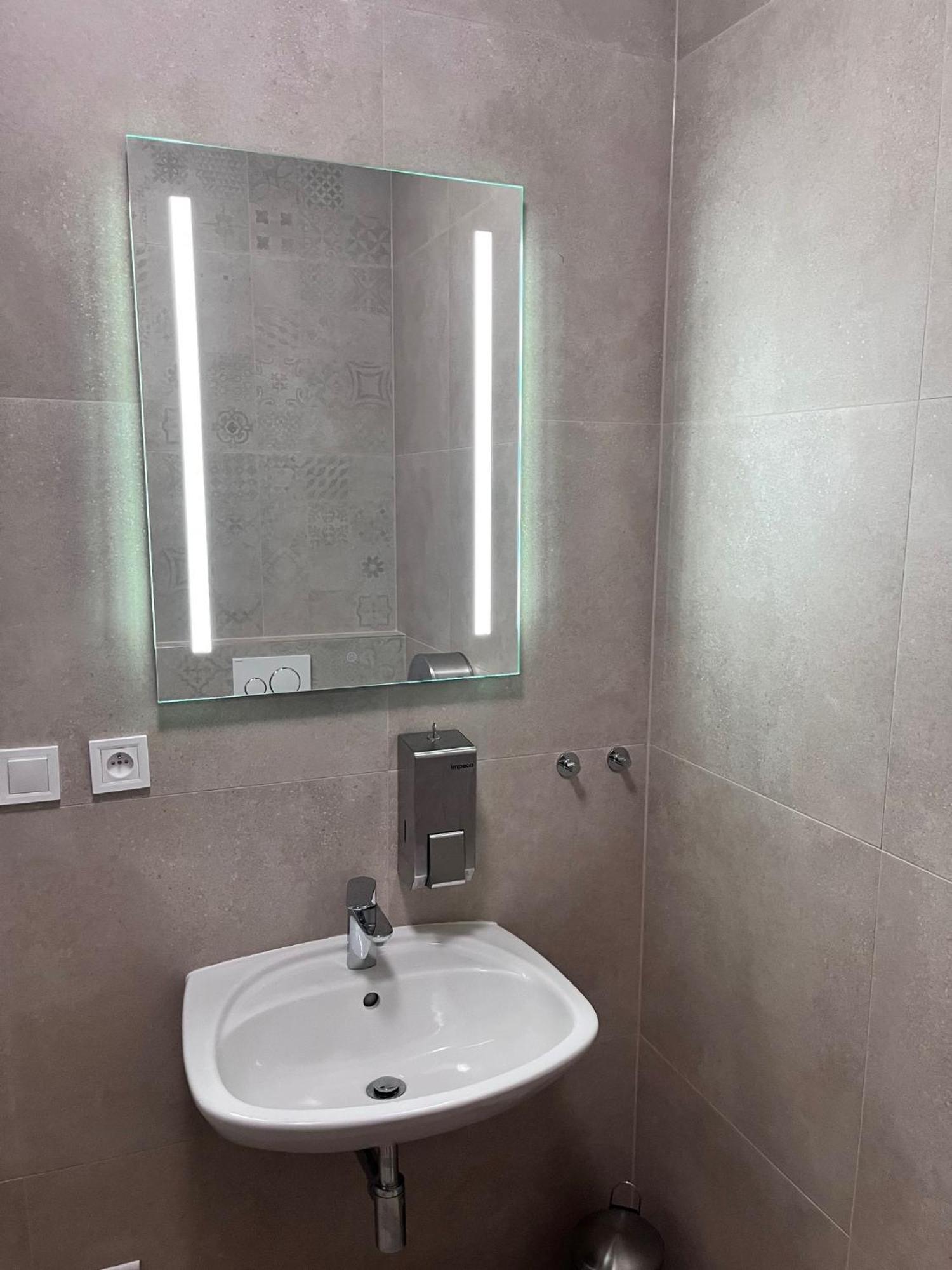 New City Centre Garden Apartment - Central Location Praha Bagian luar foto