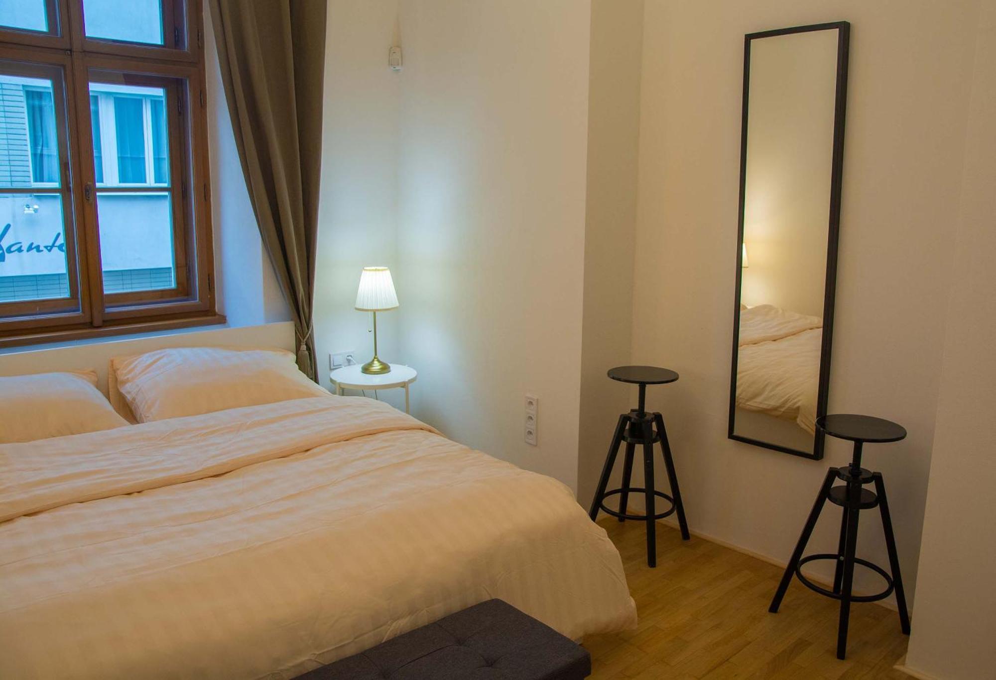 New City Centre Garden Apartment - Central Location Praha Bagian luar foto